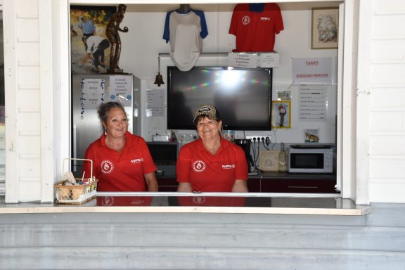 Nos deux plus beaux sourires derrière le bar 